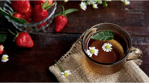 Infuso di camomilla o menta per favorire la digestione e ridurre la sensazione di gonfiore dopo i pasti