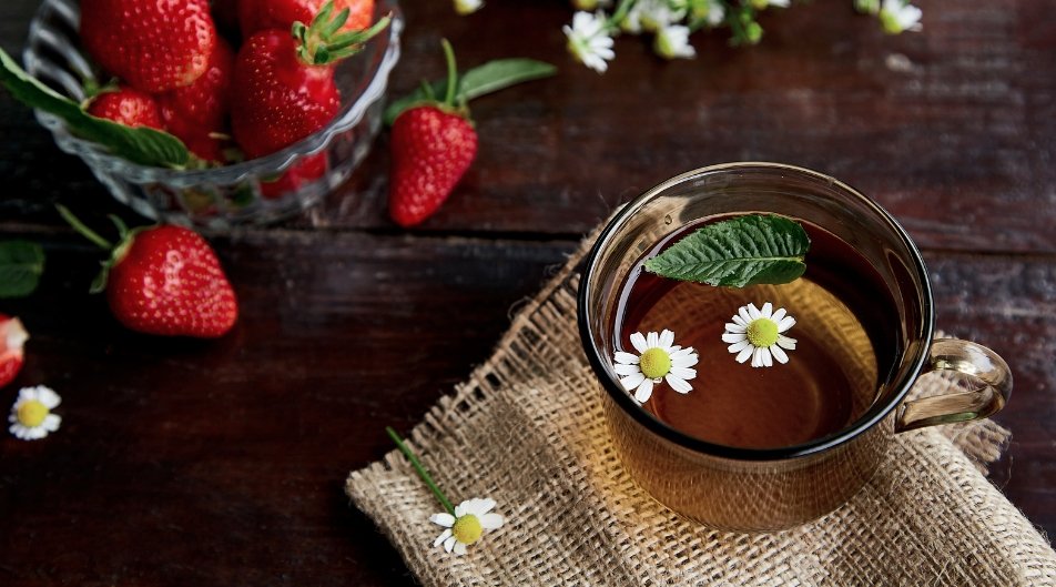 Infuso di camomilla o menta per favorire la digestione e ridurre la sensazione di gonfiore dopo i pasti