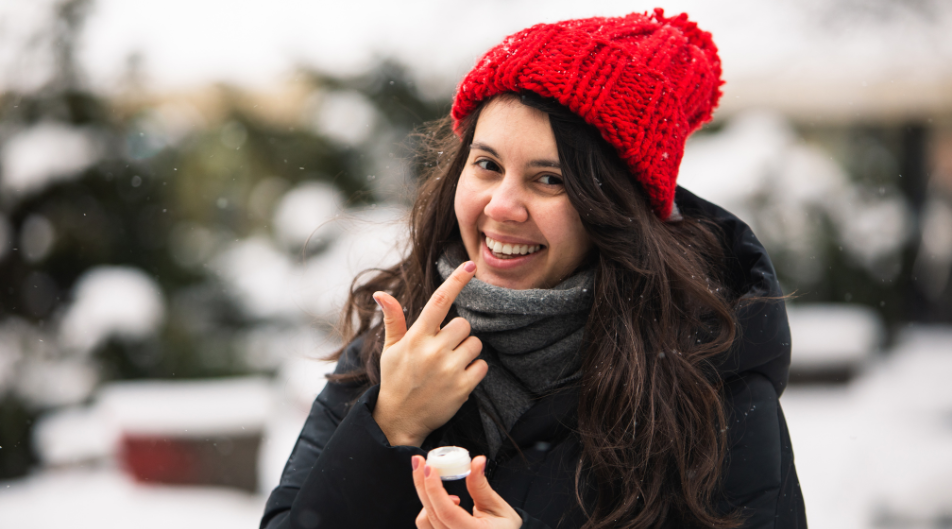 Come proteggere la pelle durante l'inverno: i migliori consigli per combattere il freddo